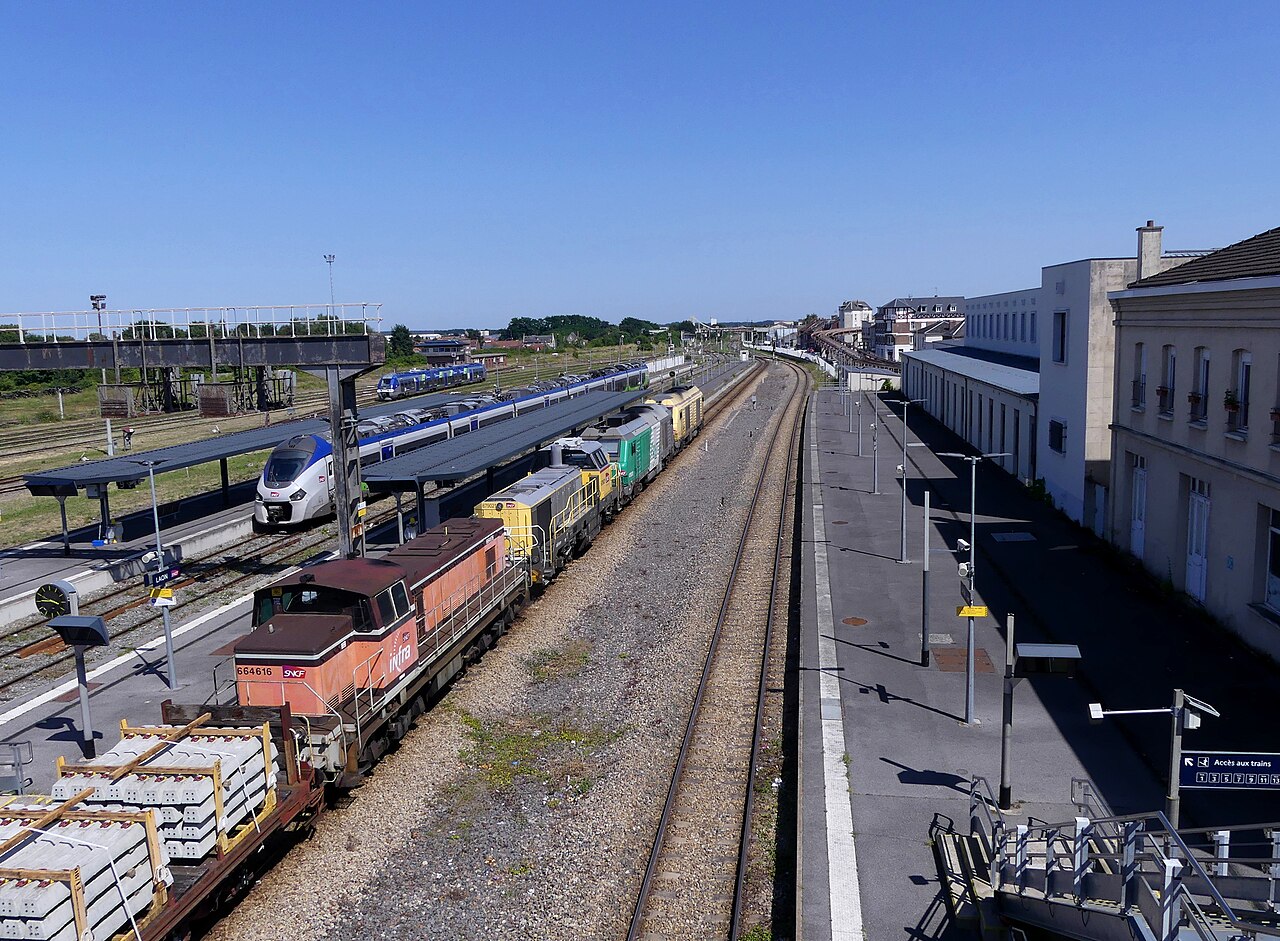 Train de travaux SNCF passant Gare de Laon (juillet 2024) 2