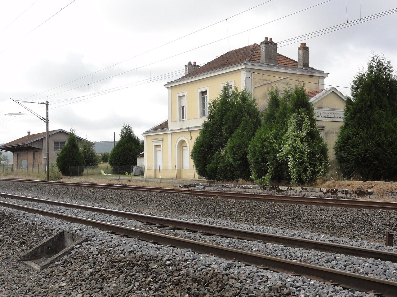 Longeville-en-Barrois (Meuse) ancienne gare coté quais