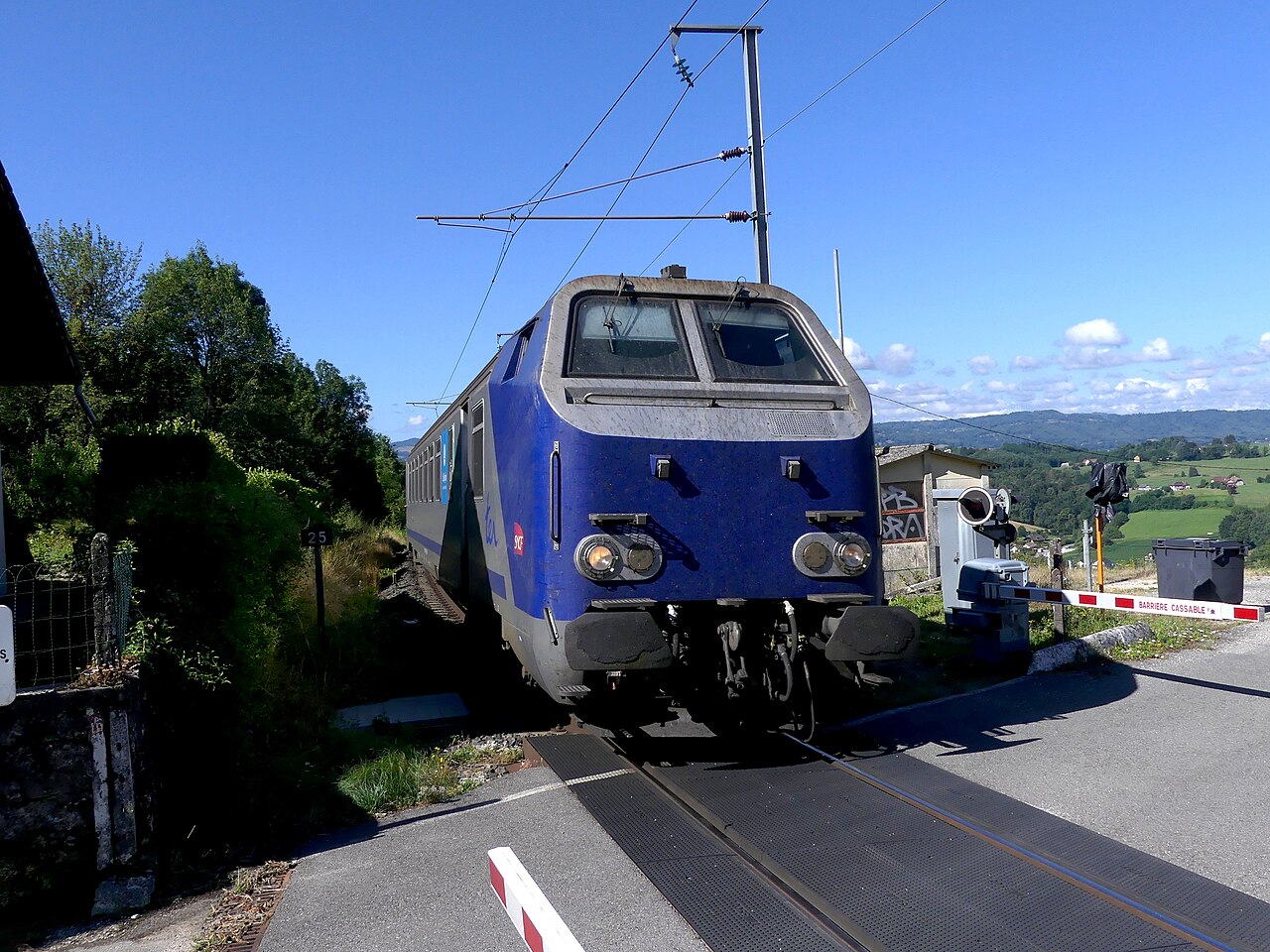 TER matinal Lyon-Chambéry passant à La Bridoire (juillet 2023) 2