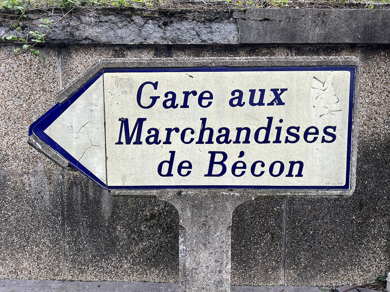 Panneau Michelin Direction Gare Marchandises Bécon Rue Latérale - Courbevoie (FR92) - 2024-03-30 - 2