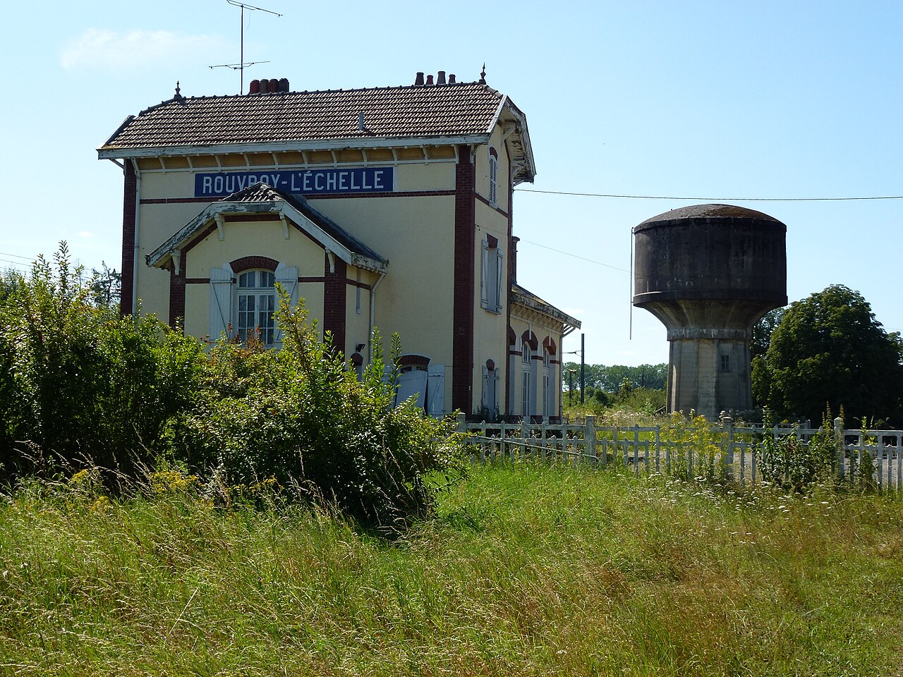 Rouvroy-sur-Audry (Ardennes) gare et château d'eau