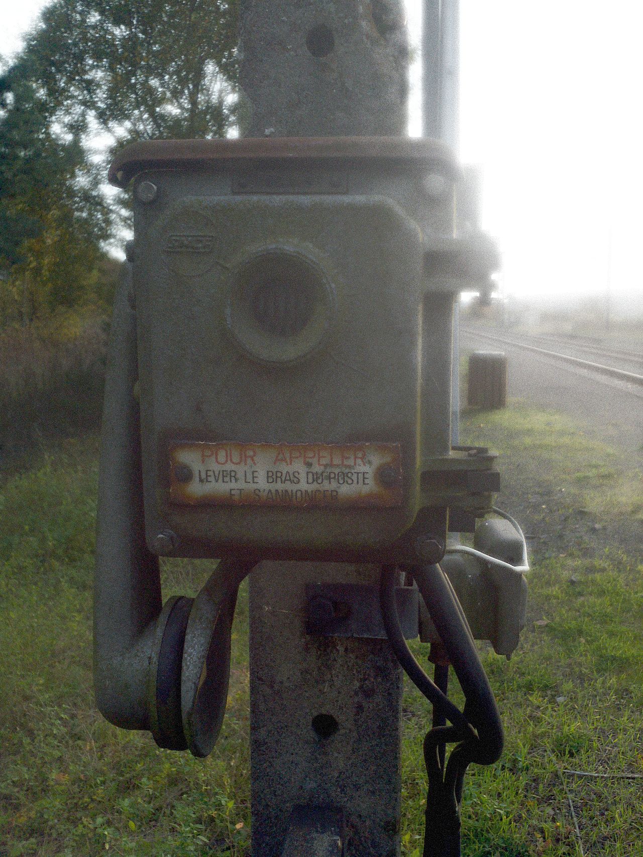 Diensttelefon an der Bahnstation Hombourg-Budange, Lothringen, Frankreich