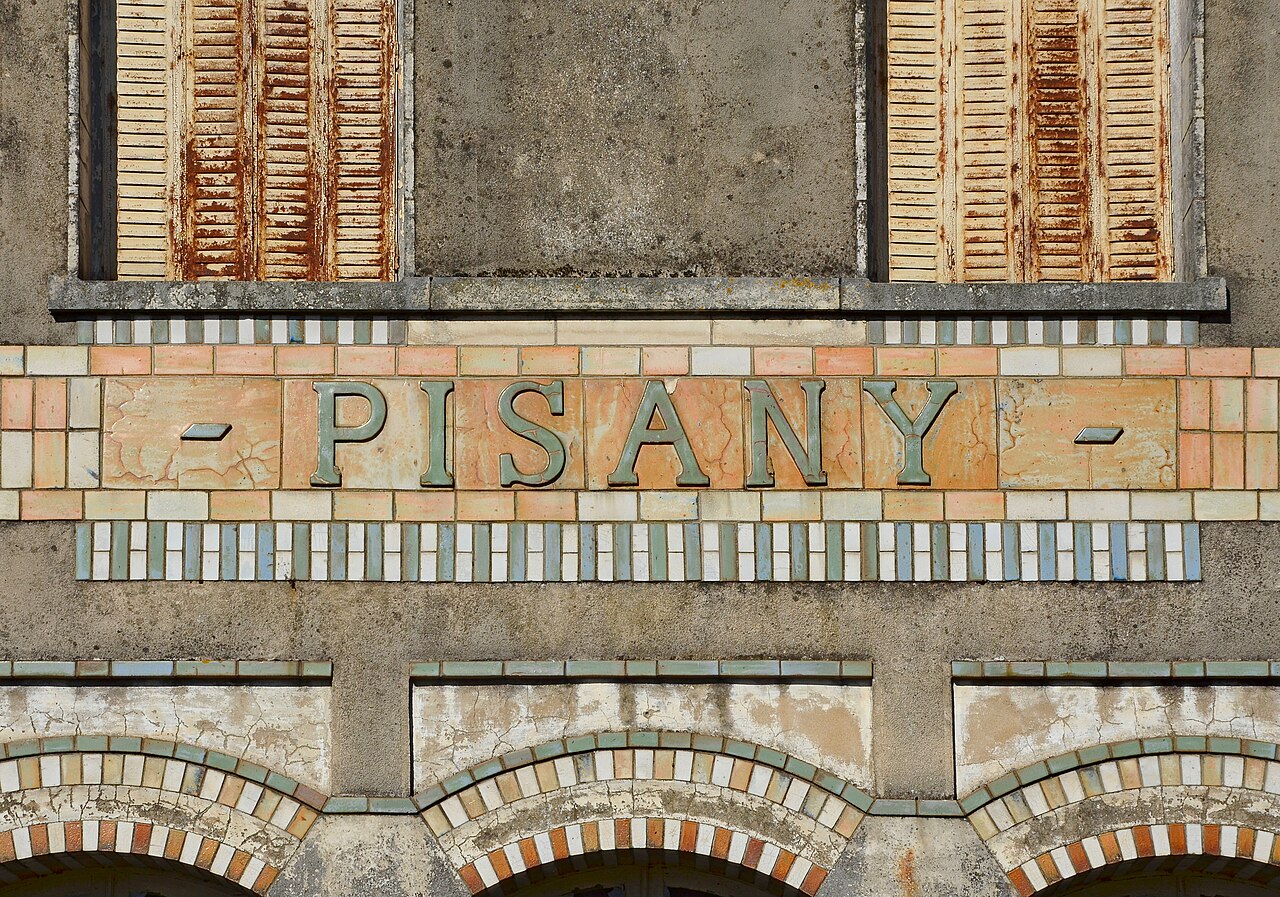 Pisany 17 Ancienne gare détail façade 2014