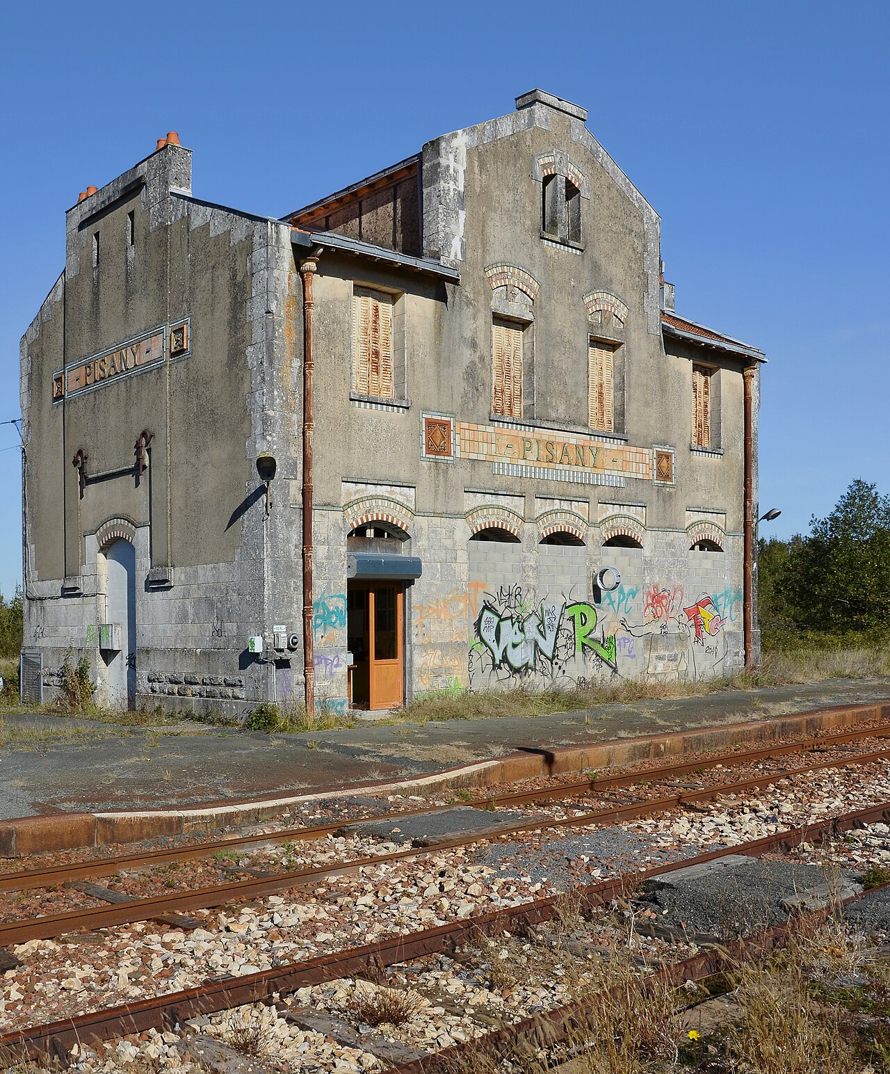 Pisany 17 Ancienne gare façade 2014