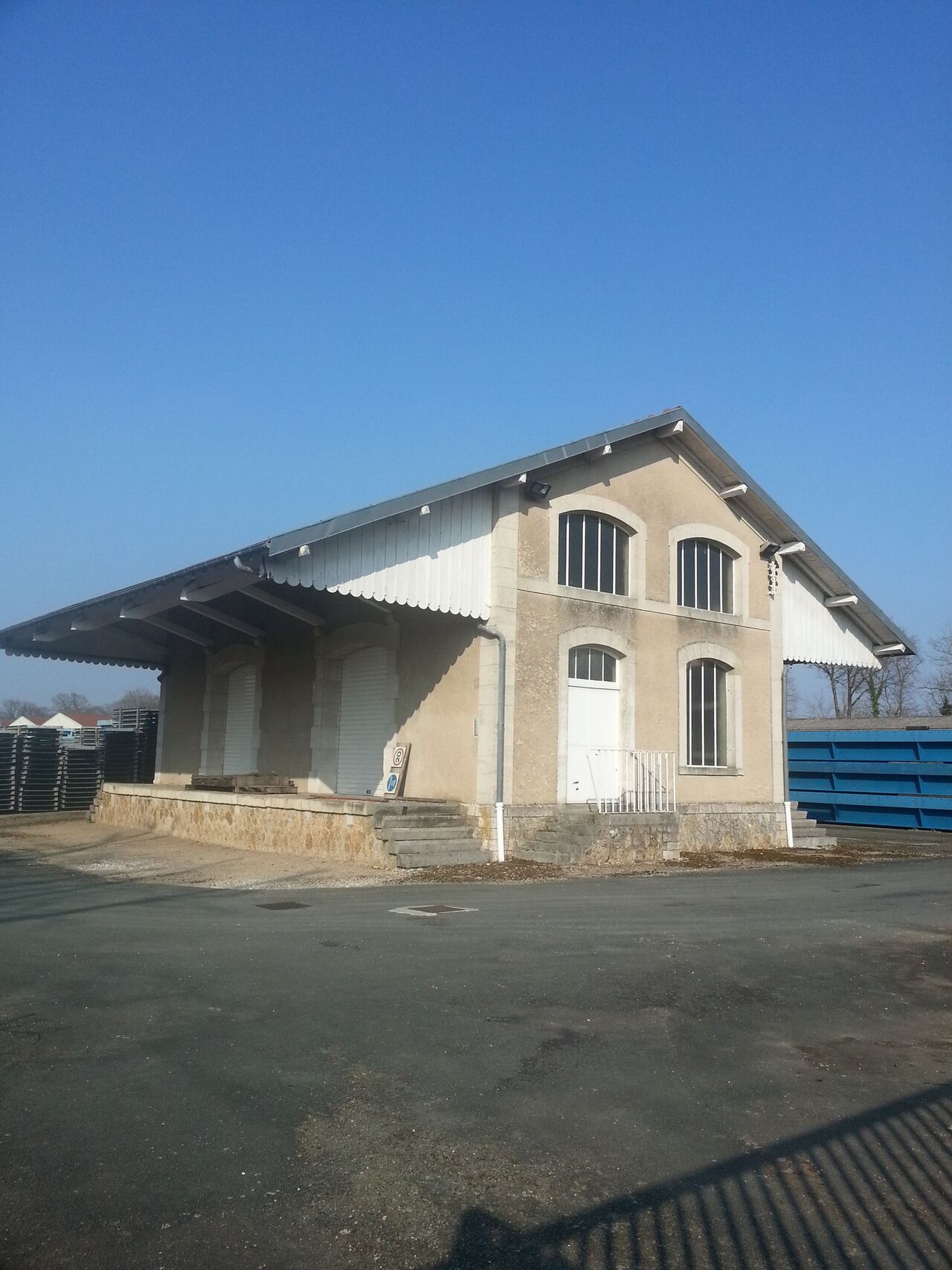 Gare de Chaumes-en-Brie (halle à marchandises) - panoramio