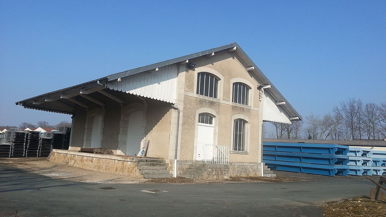 Gare de Chaumes-en-Brie (halle à marchandises) - panoramio (1)
