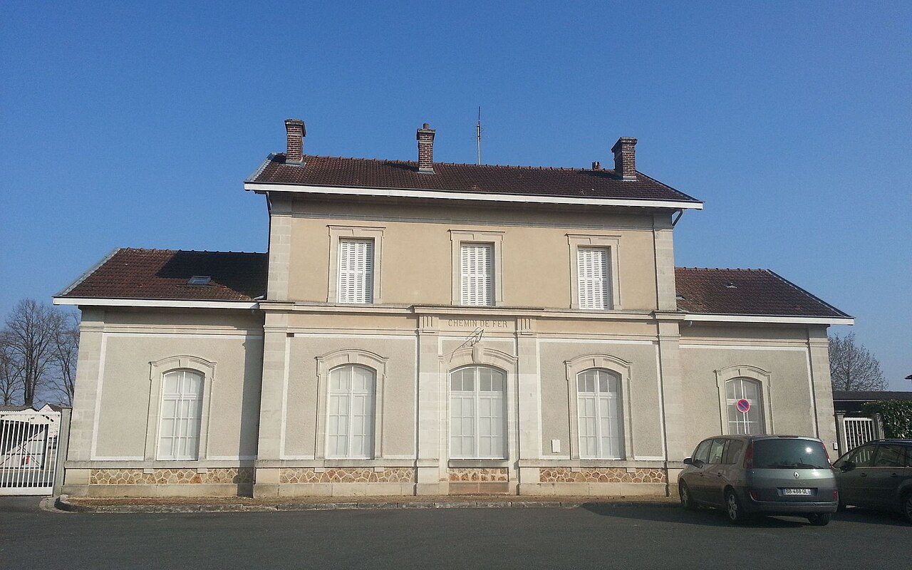 Gare de Chaumes-en-Brie (bâtiment voyageurs) - panoramio (1)