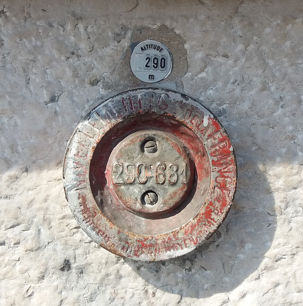 Voiron - Gare - Borne de nivellement IGN