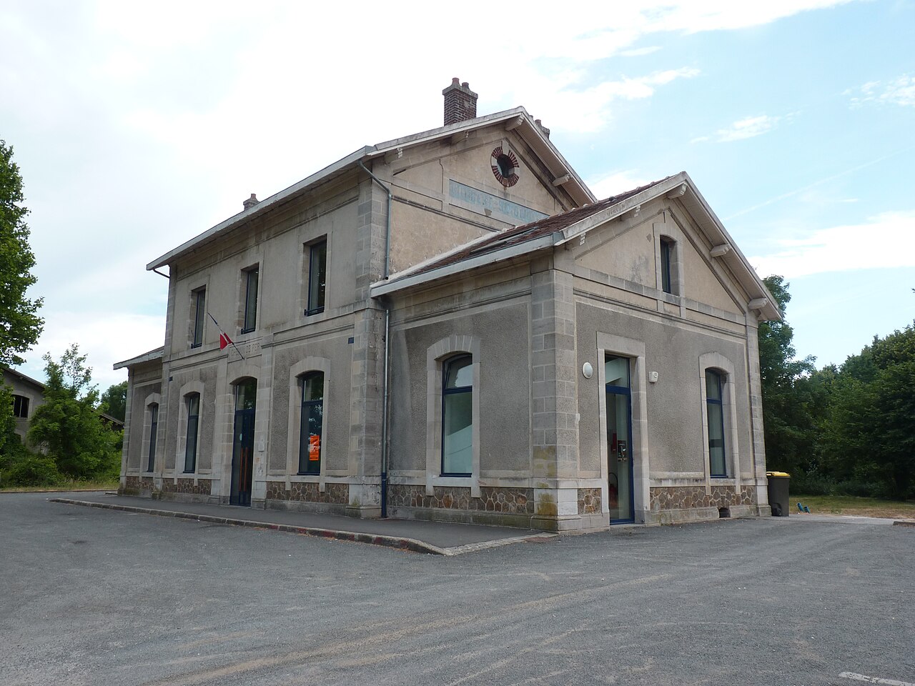 Ancienne gare de Coubert – Soignolles en pierre, le long du Chemin des Roses en Seine-et-Marne