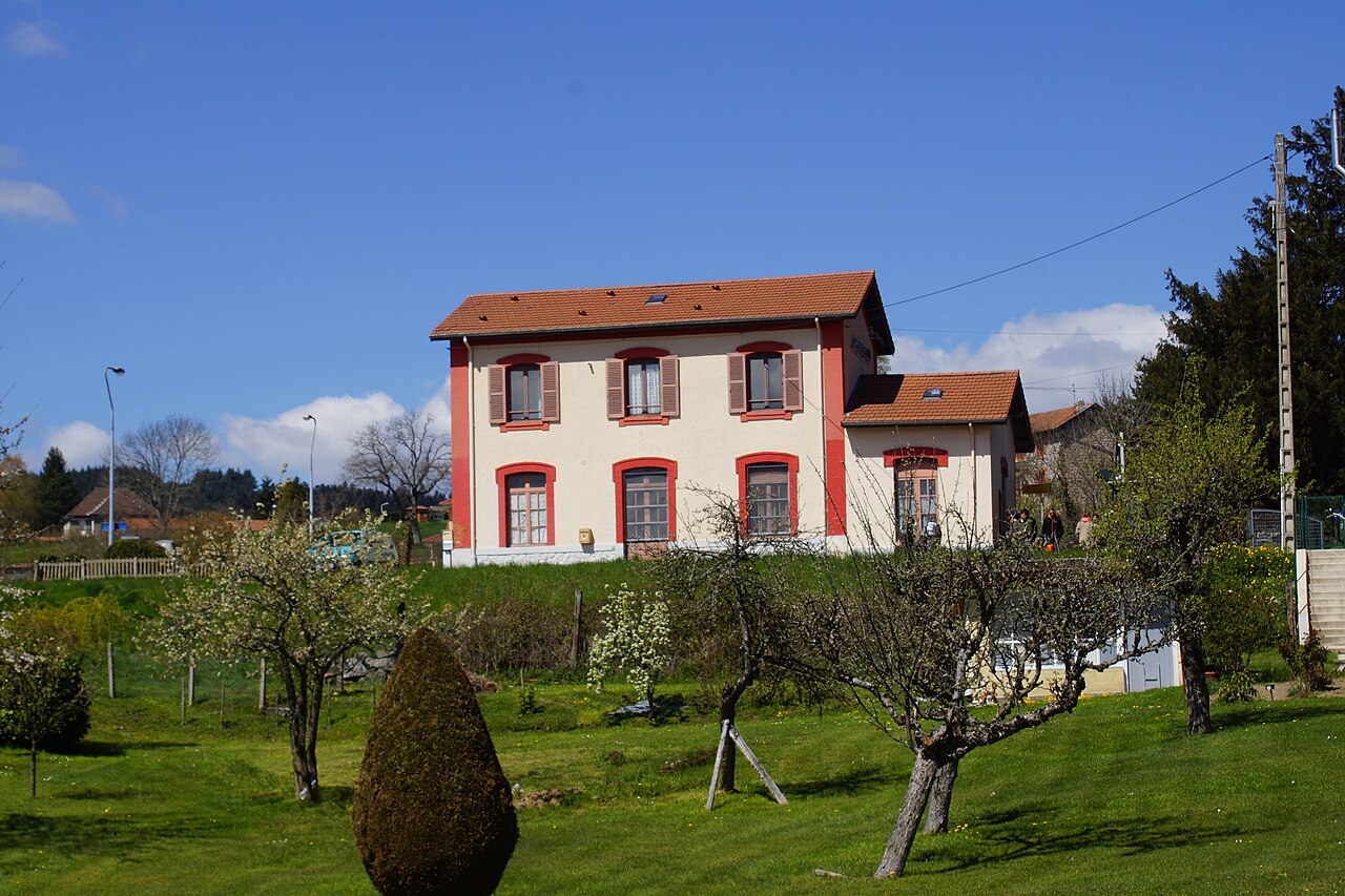 Ancienne gare de Noirétable, bâtiment voyageurs aux encadrements rouges devenu maison, au printemps