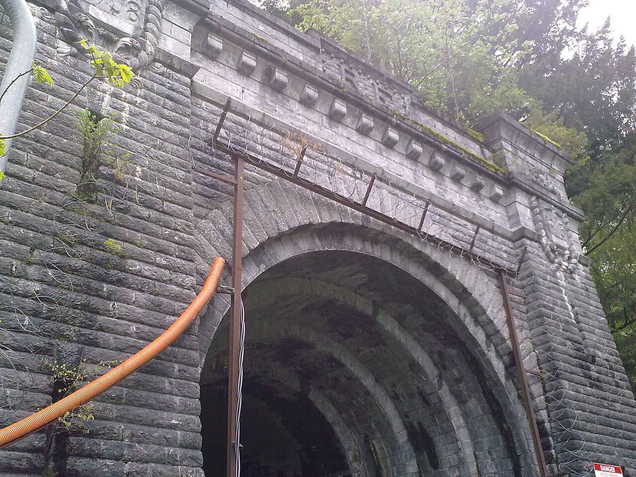 Entrée côté francais du tunnel ferroviaire du Somport vue 3
