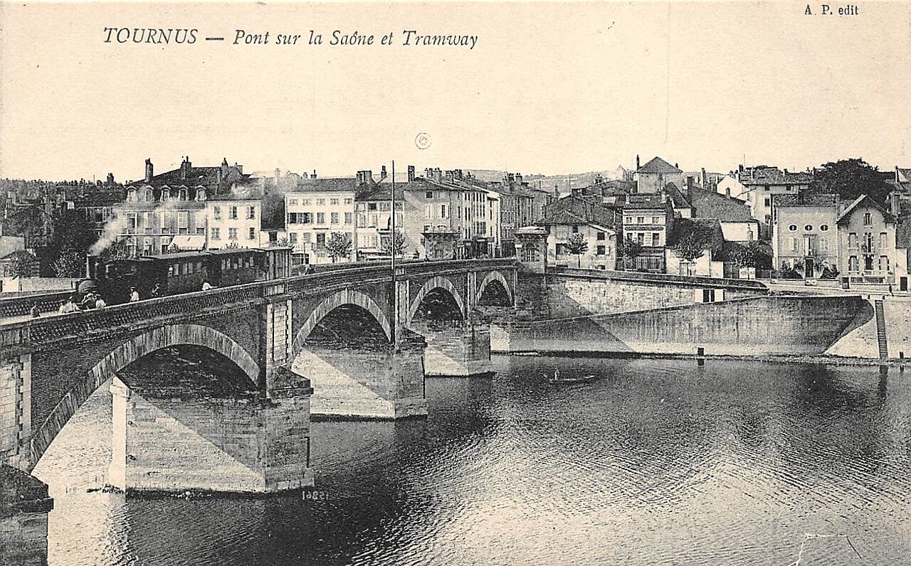 Tournus - Pont sur la Saône avec le tacot vers 1910 depuis rive gauche