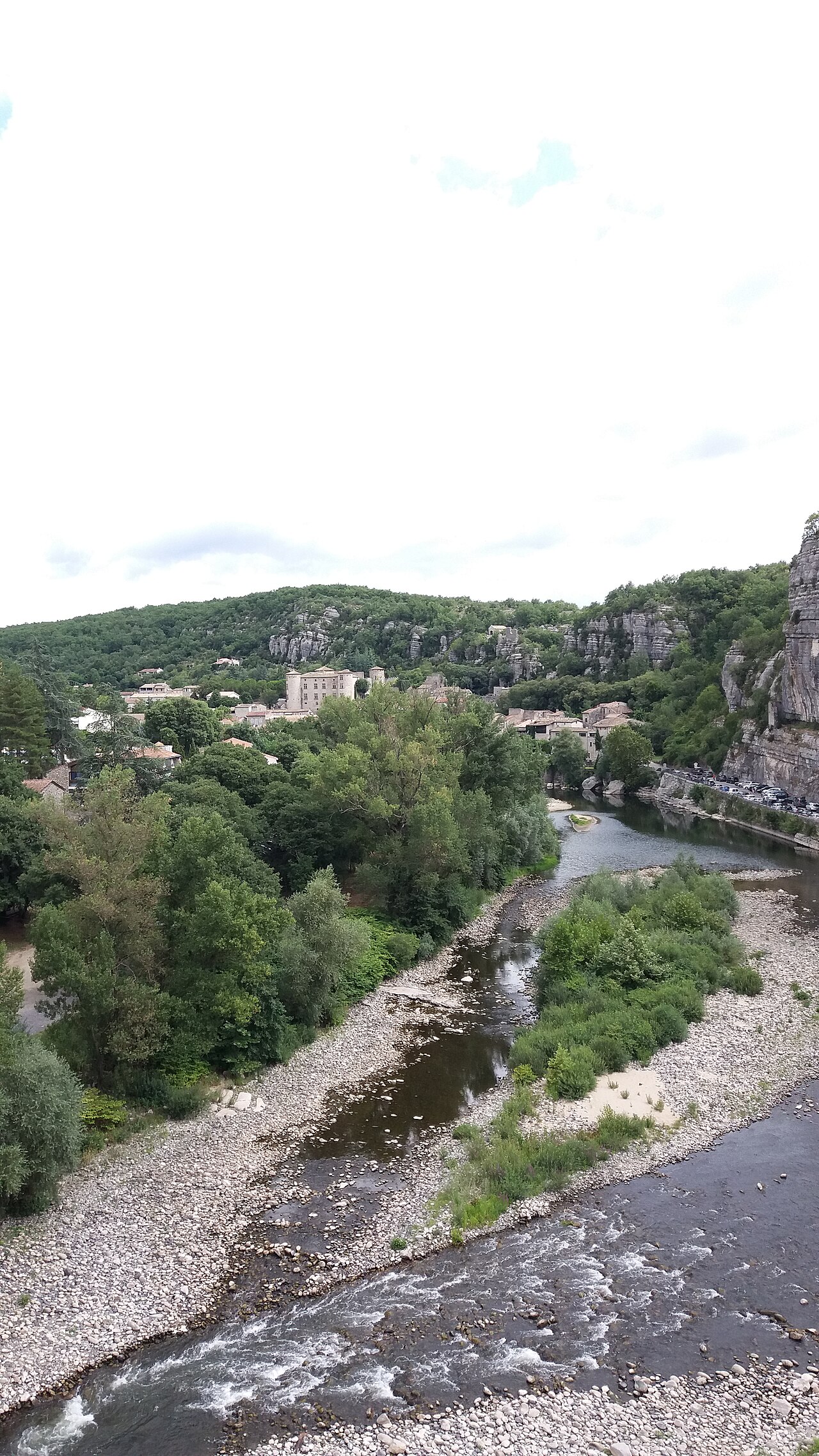 Vue depuis l'ancien pont de chemin de fer de Voguë, en Ardèche, sur le village et la rivière