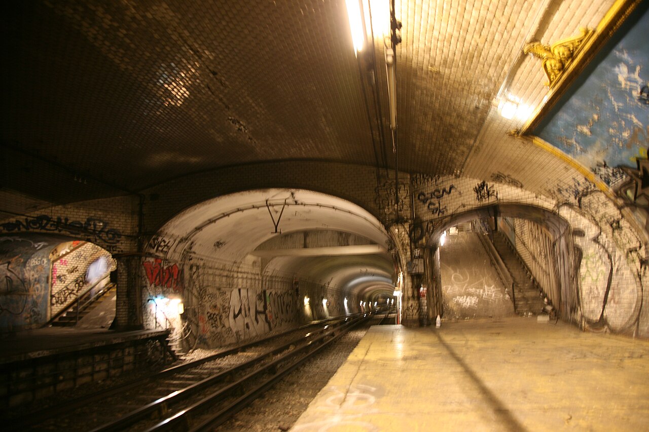 Paris, RATP station " Croix Rouge " installation " X , lenfer de la BnF " par L. Ungerer C-Album nuit du 15 déc. 2007 (4878884235)
